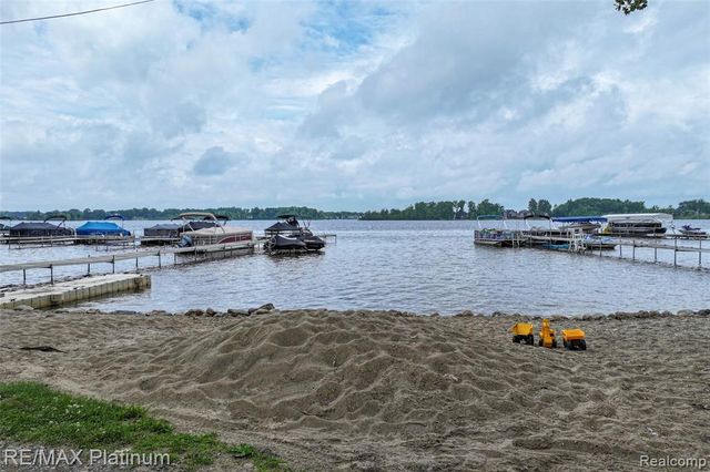 29 Retreat Way, Fenton, MI 48430
