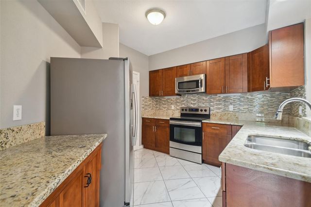 1201 BAY CLUB CIRCLE, Tampa, FL 33607