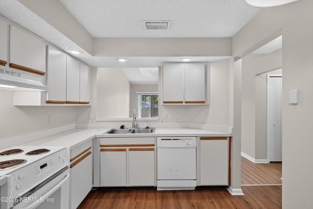 8010 INTERNATIONAL VILLAGE Drive, Jacksonville, FL 32277
