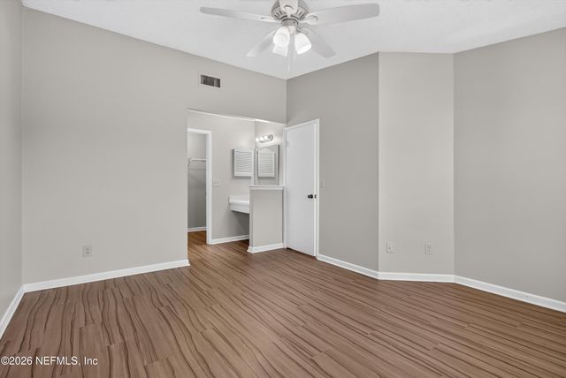 8010 INTERNATIONAL VILLAGE Drive, Jacksonville, FL 32277