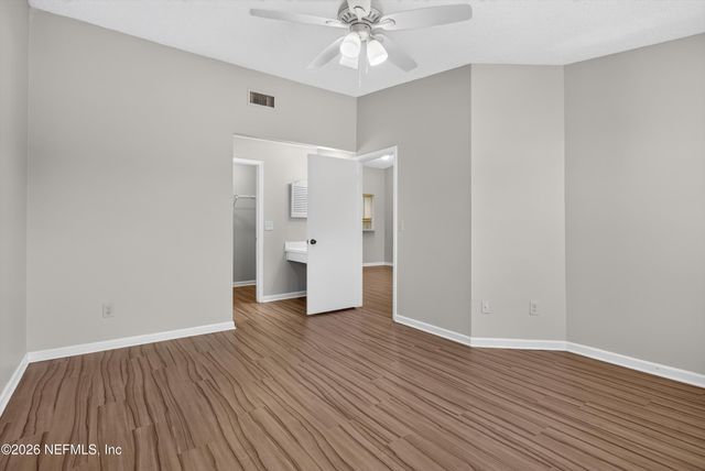 8010 INTERNATIONAL VILLAGE Drive, Jacksonville, FL 32277