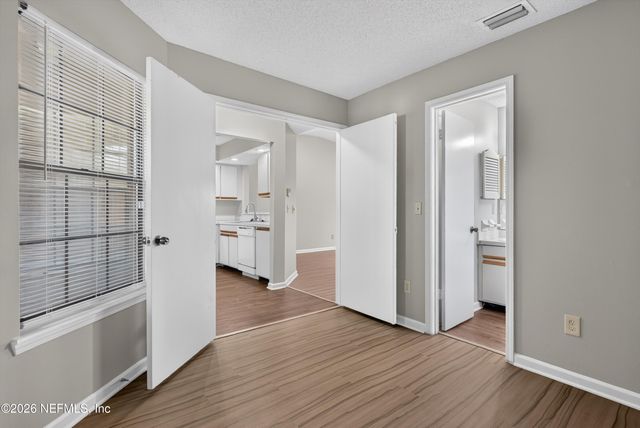8010 INTERNATIONAL VILLAGE Drive, Jacksonville, FL 32277