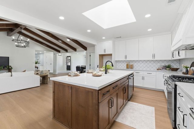1023 N Euclid Avenue, Dinuba, CA 93618