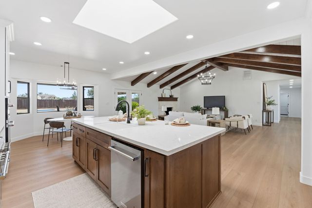 1023 N Euclid Avenue, Dinuba, CA 93618