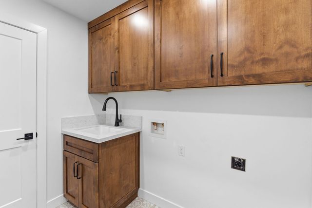 1023 N Euclid Avenue, Dinuba, CA 93618