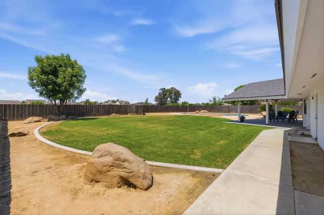 1023 N Euclid Avenue, Dinuba, CA 93618