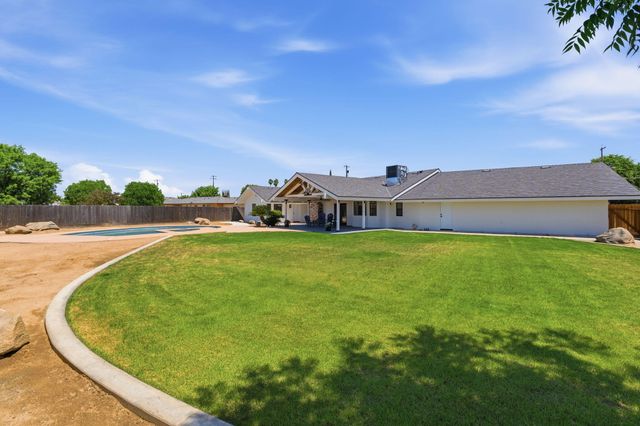 1023 N Euclid Avenue, Dinuba, CA 93618