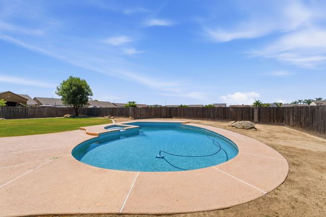 1023 N Euclid Avenue, Dinuba, CA 93618