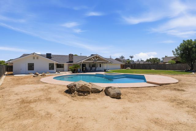 1023 N Euclid Avenue, Dinuba, CA 93618