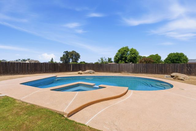 1023 N Euclid Avenue, Dinuba, CA 93618