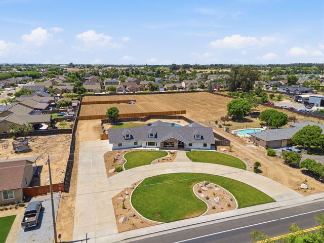 1023 N Euclid Avenue, Dinuba, CA 93618