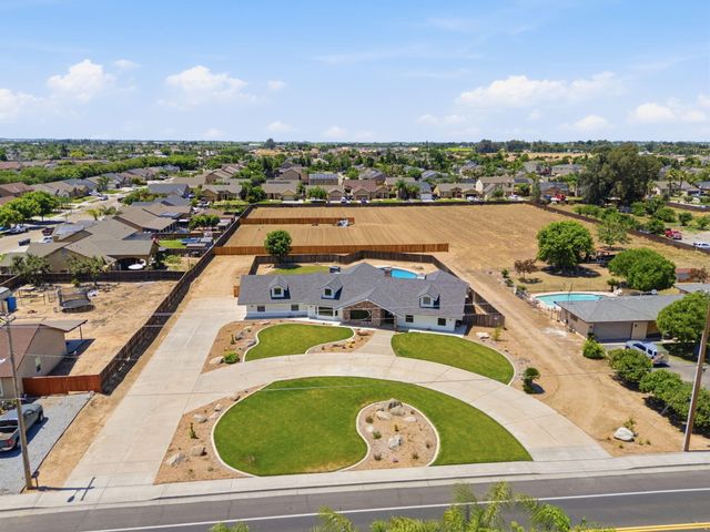 1023 N Euclid Avenue, Dinuba, CA 93618