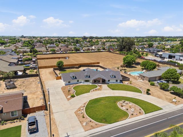 1023 N Euclid Avenue, Dinuba, CA 93618