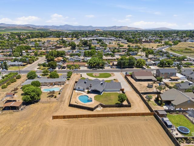 1023 N Euclid Avenue, Dinuba, CA 93618