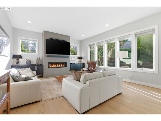 2123 S MILITARY Rd, Portland, OR 97219