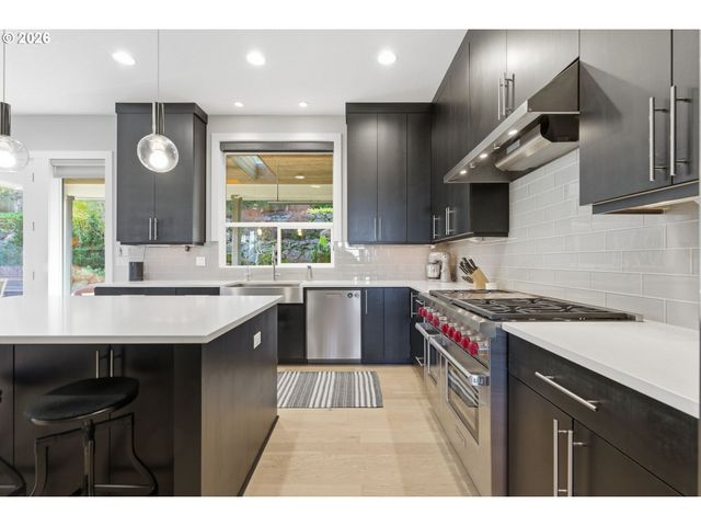 2123 S MILITARY Rd, Portland, OR 97219