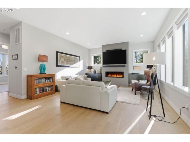 2123 S MILITARY Rd, Portland, OR 97219
