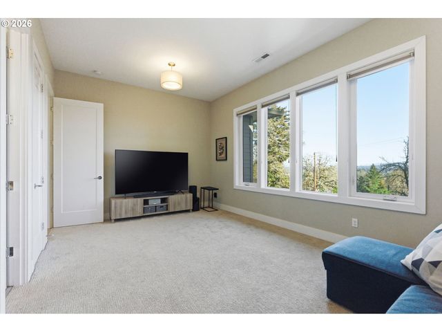2123 S MILITARY Rd, Portland, OR 97219