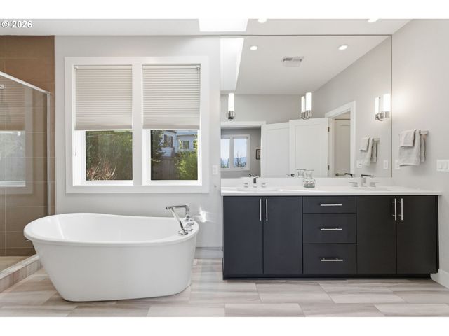 2123 S MILITARY Rd, Portland, OR 97219