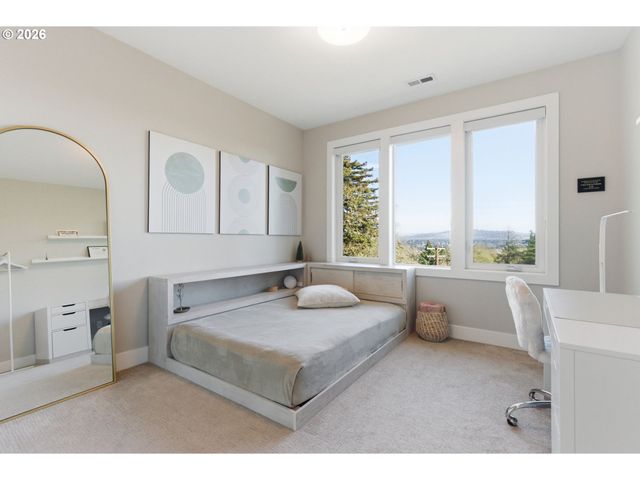 2123 S MILITARY Rd, Portland, OR 97219