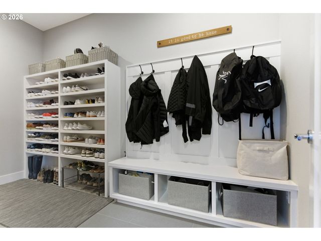 2123 S MILITARY Rd, Portland, OR 97219