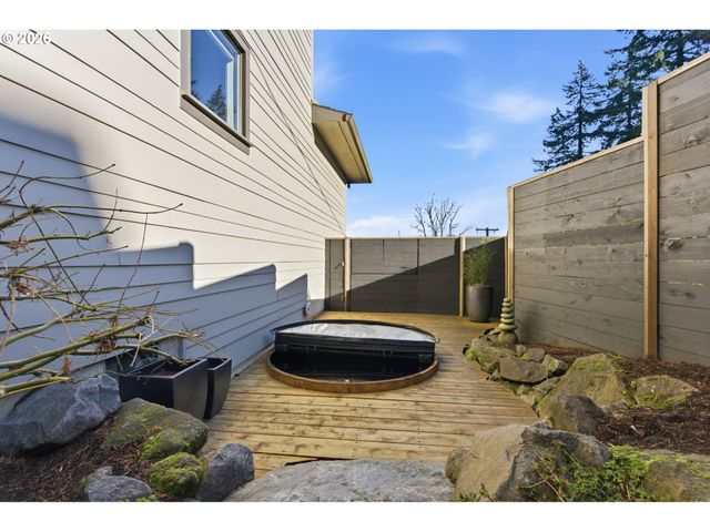 2123 S MILITARY Rd, Portland, OR 97219