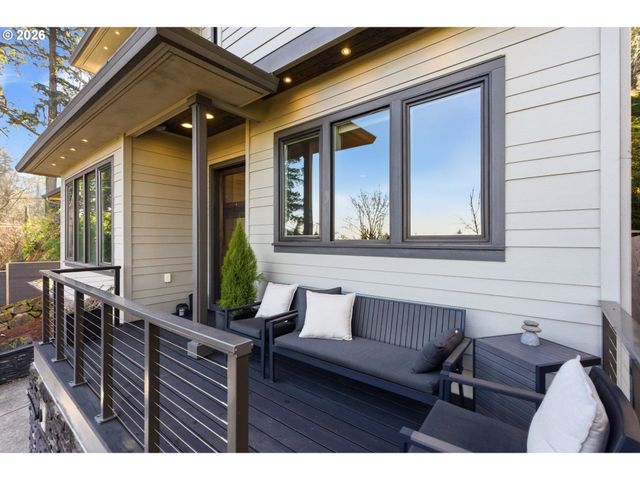 2123 S MILITARY Rd, Portland, OR 97219