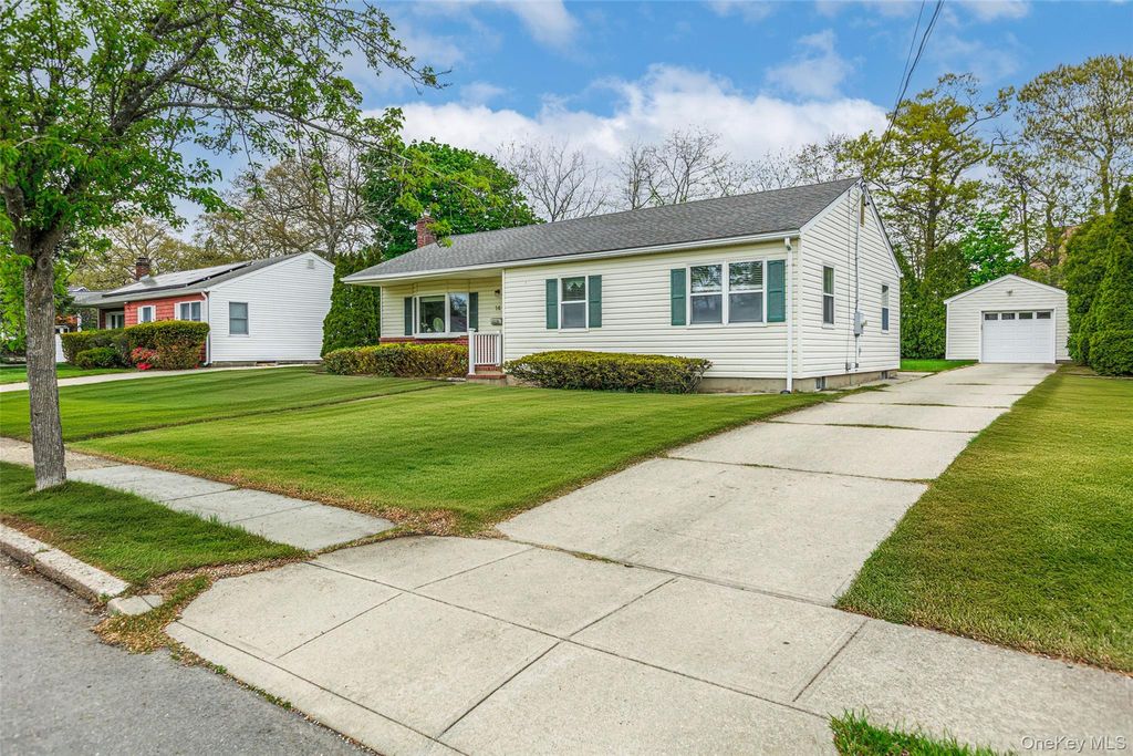 14 George Court, Bellport Village, NY 11713