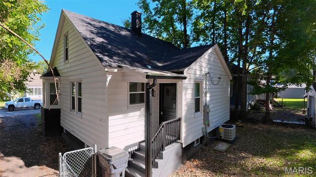 128 S 35th Street, Belleville, IL 62226
