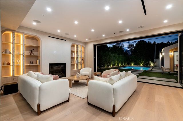 16749 Addison, Encino, CA 91436