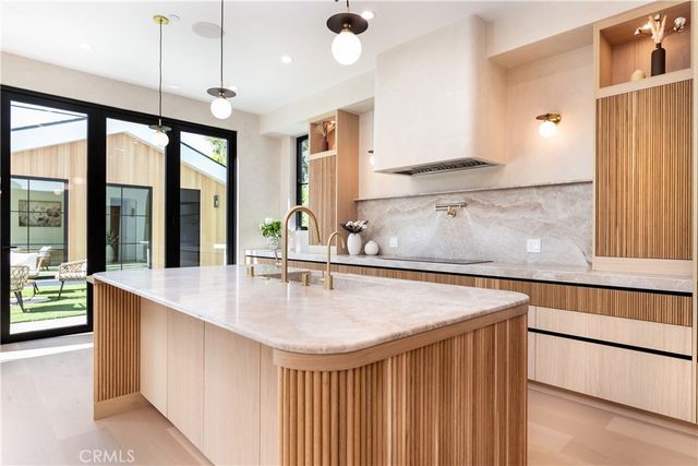 16749 Addison, Encino, CA 91436