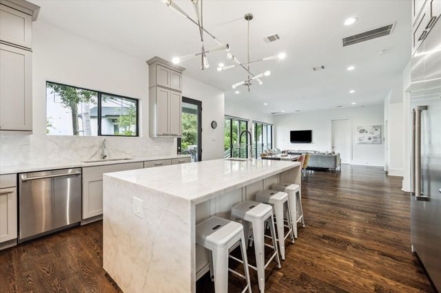 1010 Waltway Drive, Houston, TX 77008