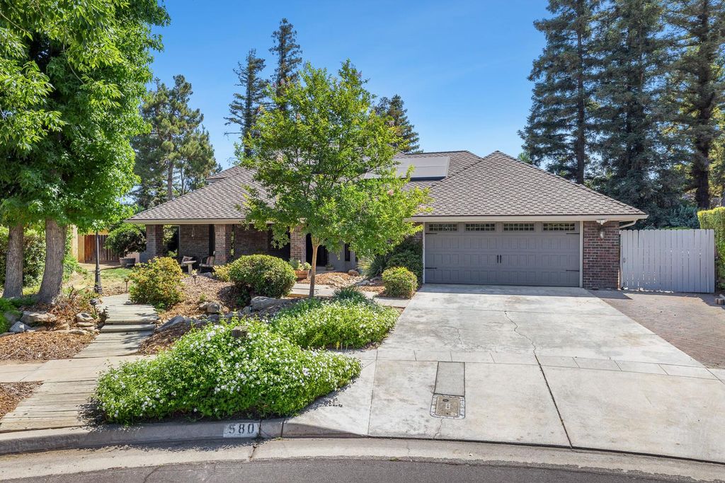 Image 1 of property listing at 580 E Salem Avenue, Fresno, CA 93720