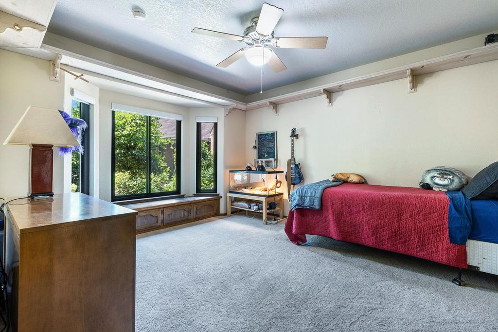 Image 11 of property listing at 580 E Salem Avenue, Fresno, CA 93720