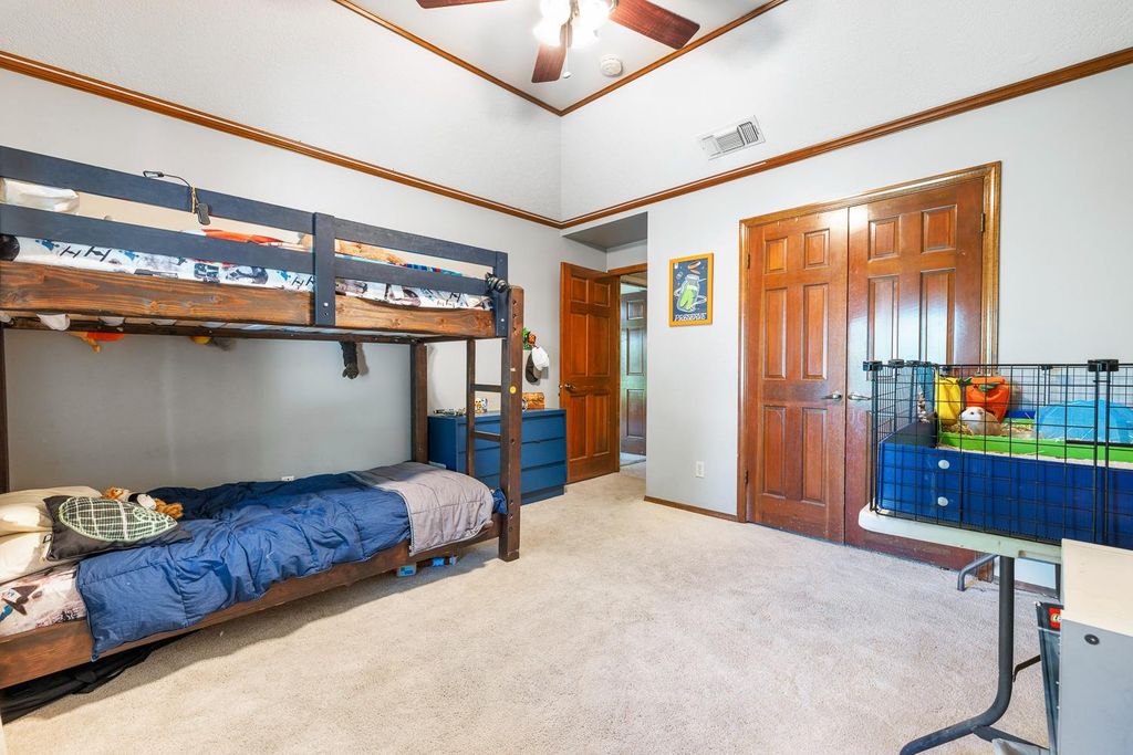 Image 12 of property listing at 580 E Salem Avenue, Fresno, CA 93720