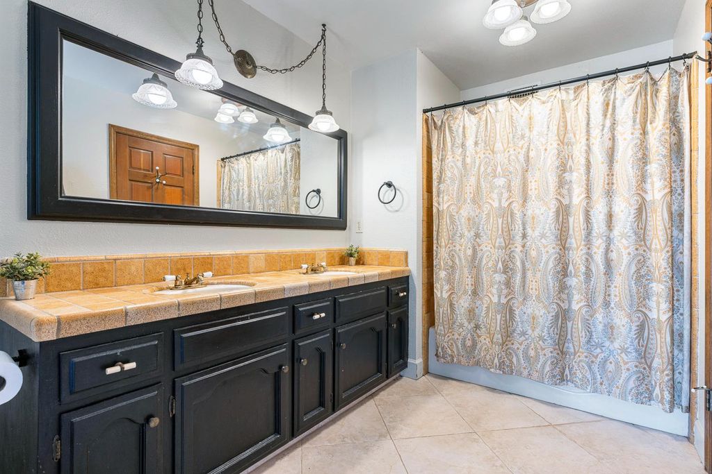 Image 14 of property listing at 580 E Salem Avenue, Fresno, CA 93720