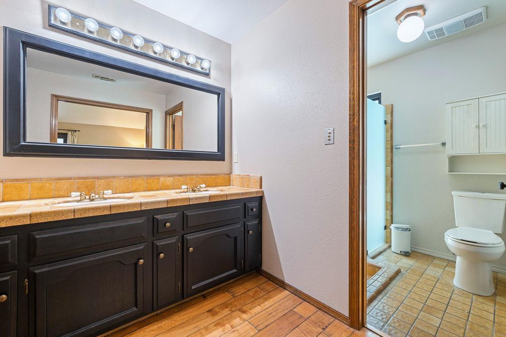 Image 15 of property listing at 580 E Salem Avenue, Fresno, CA 93720