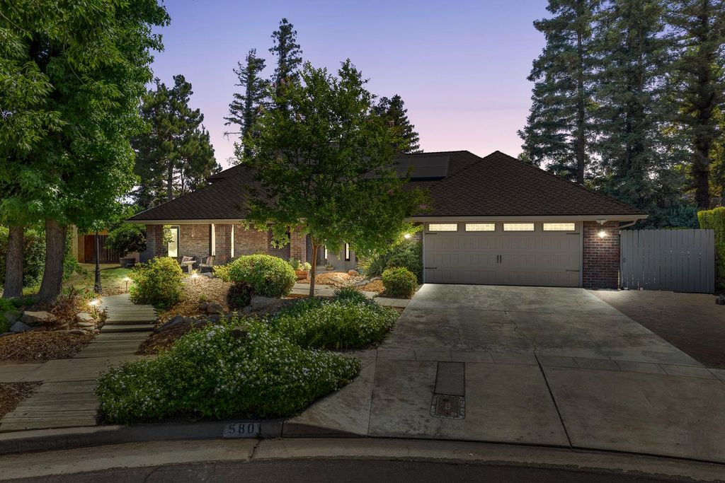 Image 19 of property listing at 580 E Salem Avenue, Fresno, CA 93720