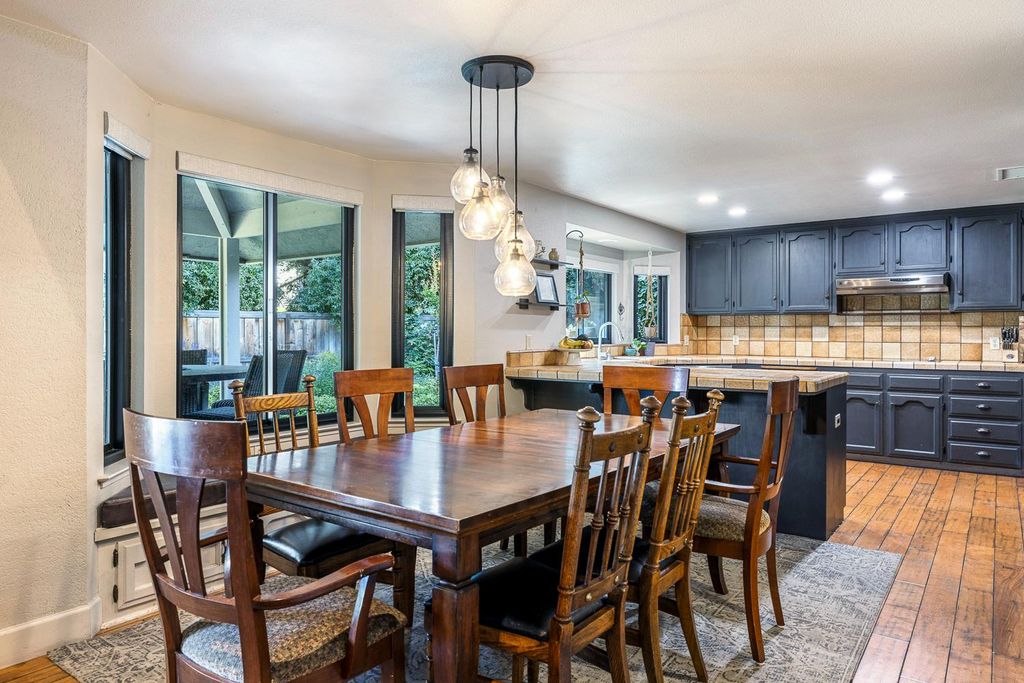 Image 8 of property listing at 580 E Salem Avenue, Fresno, CA 93720