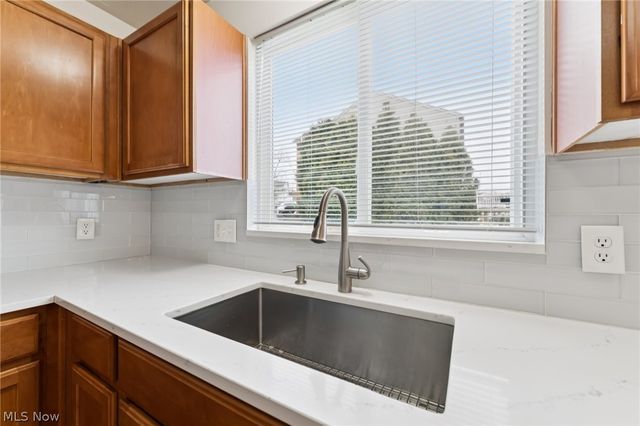 2352 Becket Circle, Stow, OH 44224