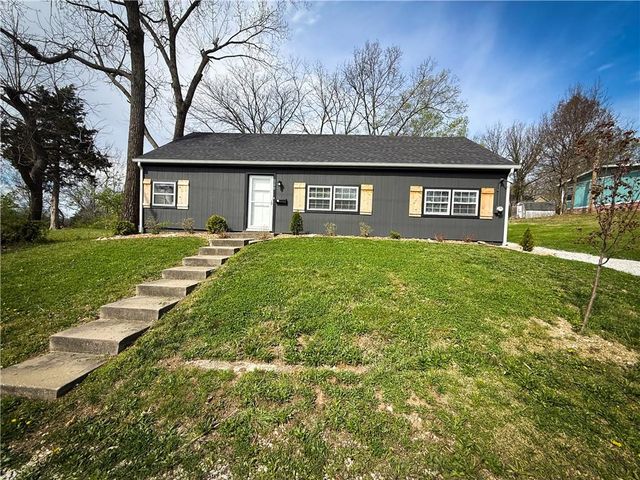 200 N Harrison Street, Freeman, MO 64746