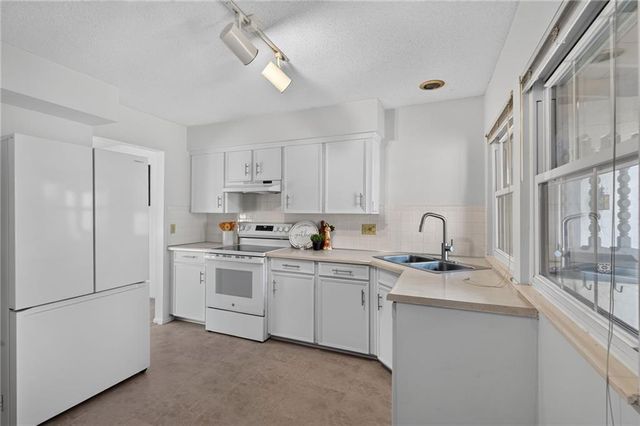 10215 Conser Street, Overland Park, KS 66212