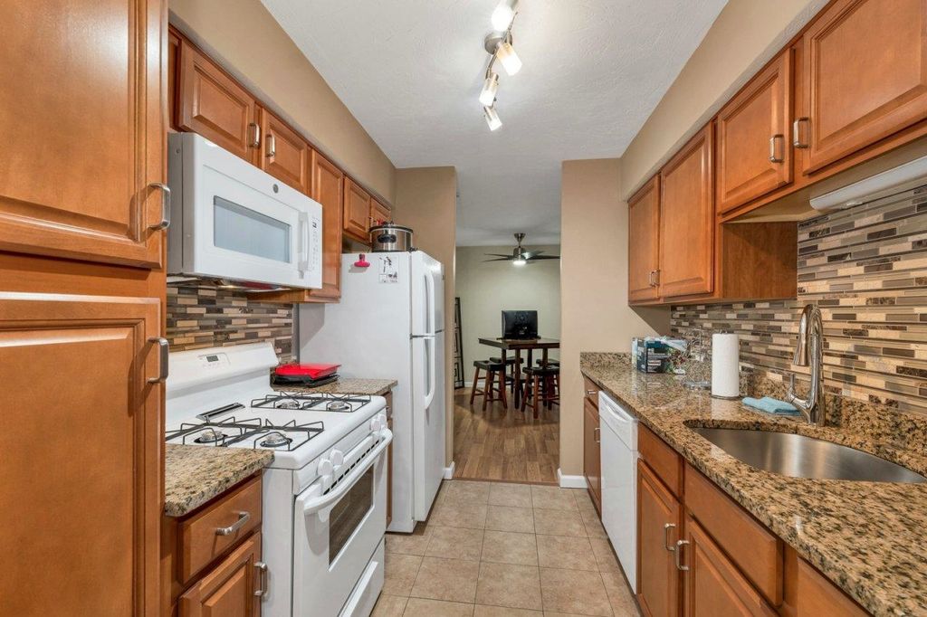 210 Brook Village Rd Apt 43, Nashua, NH 03062