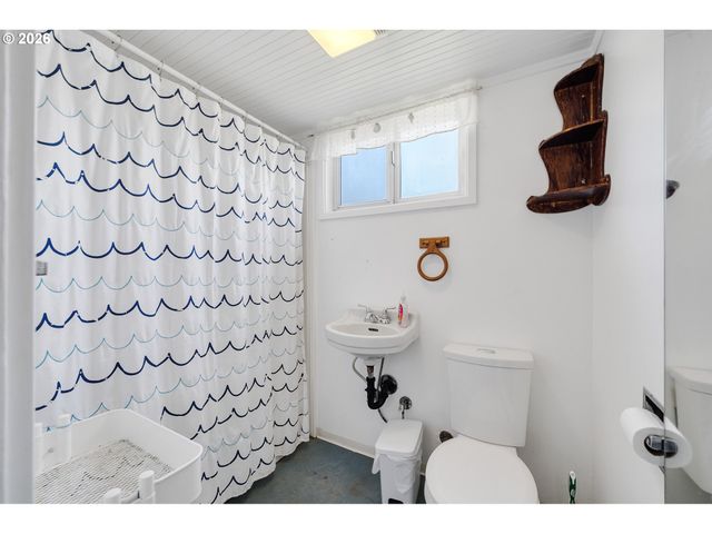 552 HIGHWAY 101, Rockaway Beach, OR 97136