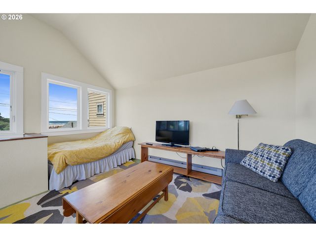 552 HIGHWAY 101, Rockaway Beach, OR 97136