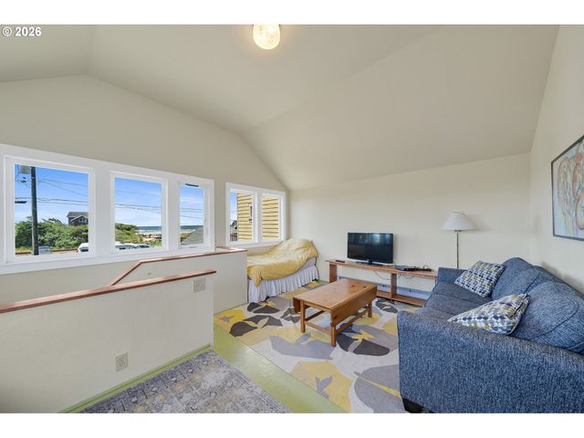 552 HIGHWAY 101, Rockaway Beach, OR 97136