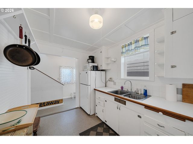 552 HIGHWAY 101, Rockaway Beach, OR 97136