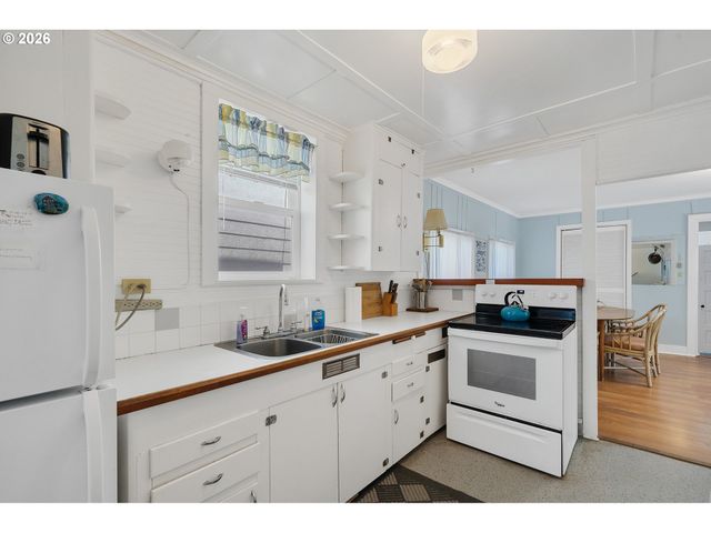 552 HIGHWAY 101, Rockaway Beach, OR 97136