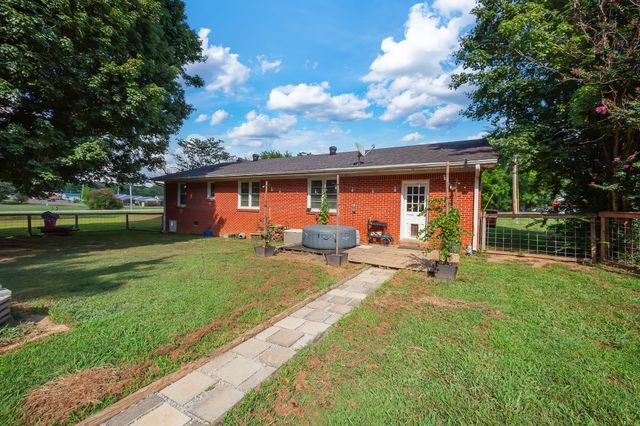 649 Natchez Trace Dr, Lexington, TN 38351