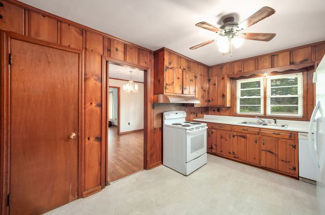 649 Natchez Trace Dr, Lexington, TN 38351